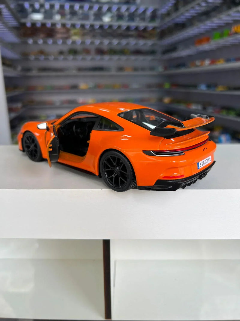 Porsche 911 GT3 2021 laranja 1:24 Maisto