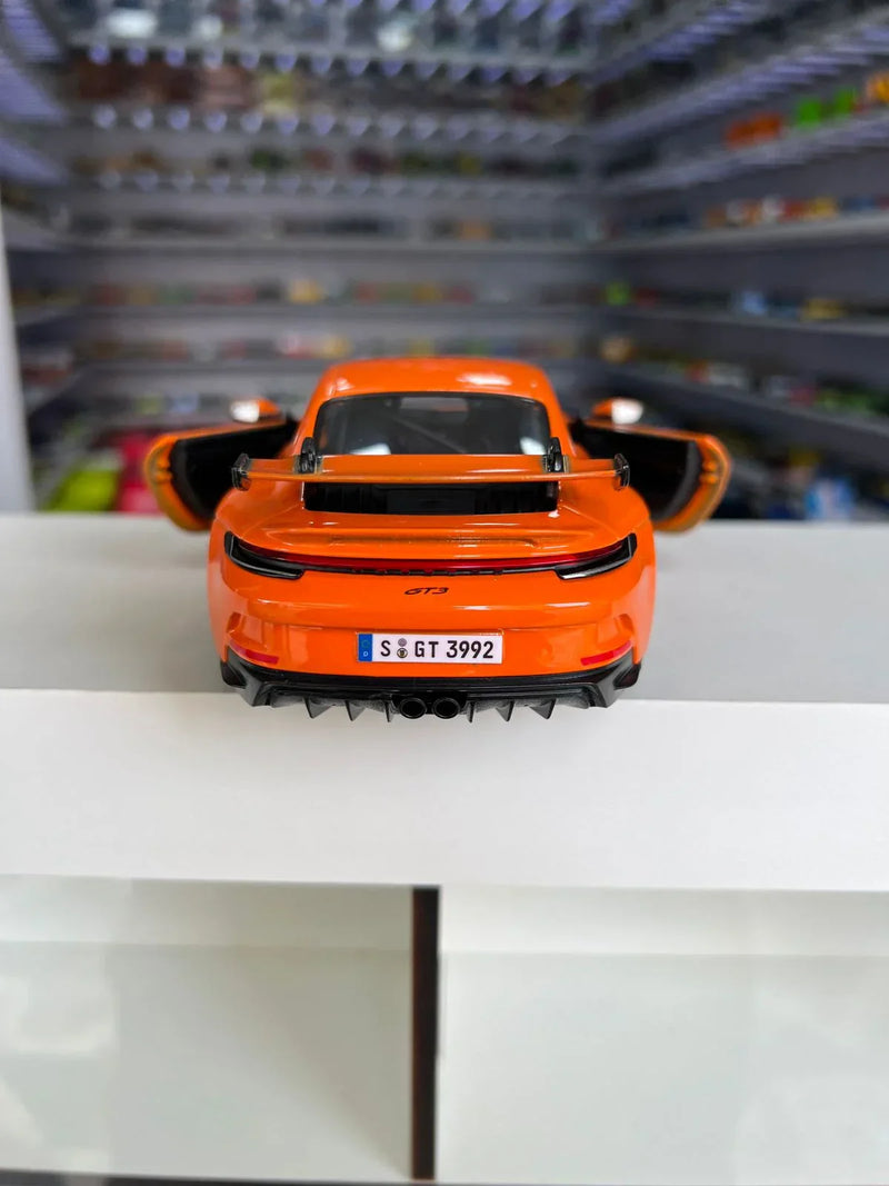 Porsche 911 GT3 2021 laranja 1:24 Maisto