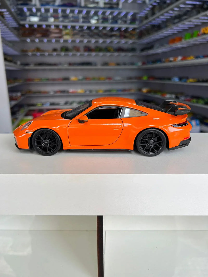 Porsche 911 GT3 2021 laranja 1:24 Maisto