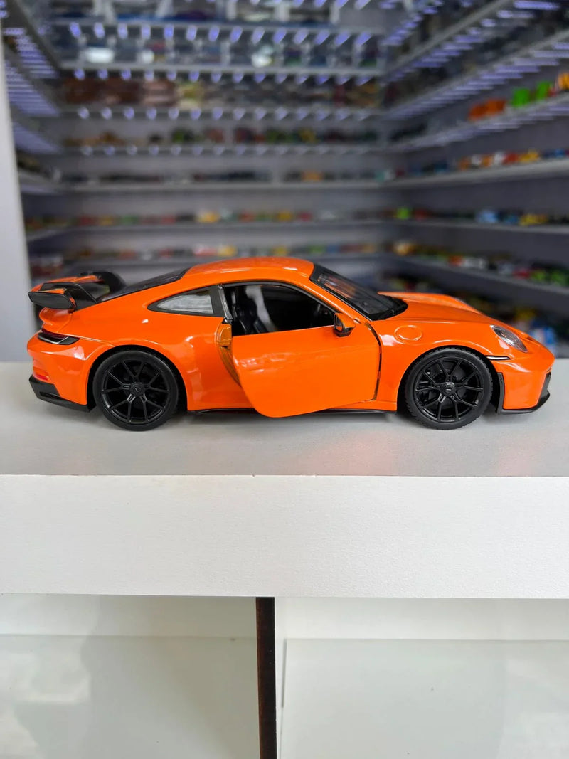 Porsche 911 GT3 2021 laranja 1:24 Maisto