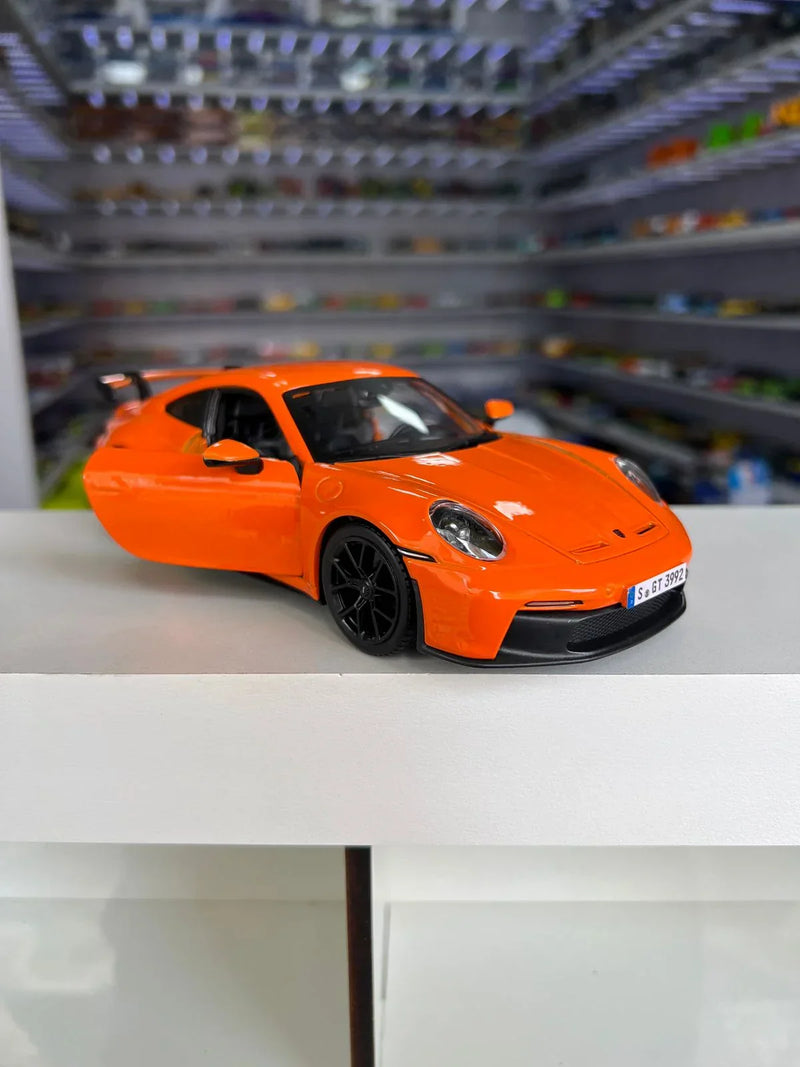 Porsche 911 GT3 2021 laranja 1:24 Maisto