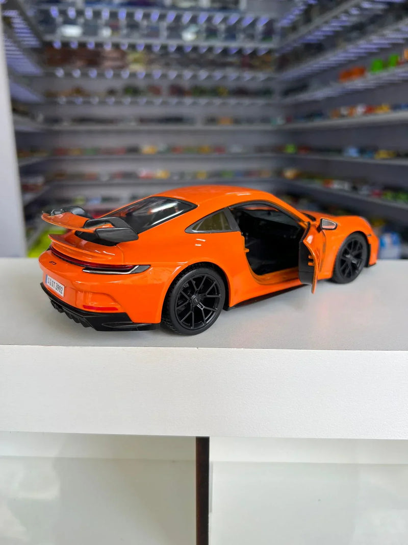 Porsche 911 GT3 2021 laranja 1:24 Maisto