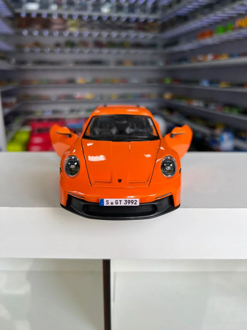 Porsche 911 GT3 2021 laranja 1:24 Maisto