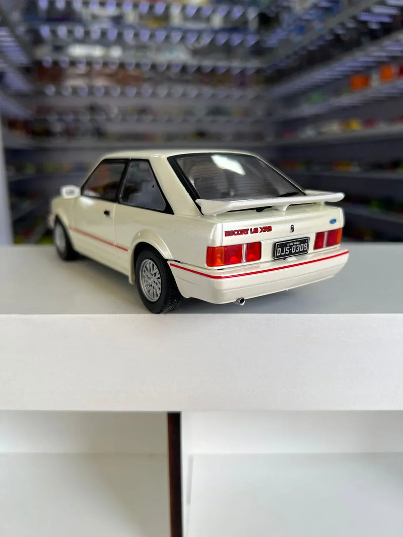 Ford Escort XR3 (1992) - Branco - 1:24 - California Classics