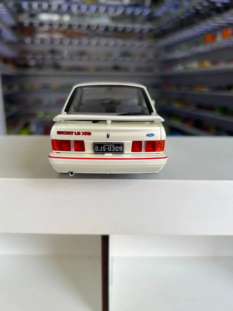 Ford Escort XR3 (1992) - Branco - 1:24 - California Classics