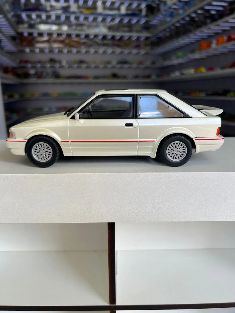 Ford Escort XR3 (1992) - Branco - 1:24 - California Classics