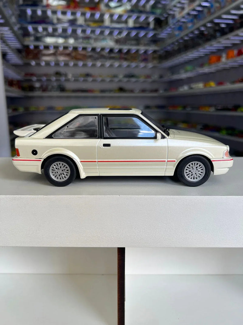 Ford Escort XR3 (1992) - Branco - 1:24 - California Classics