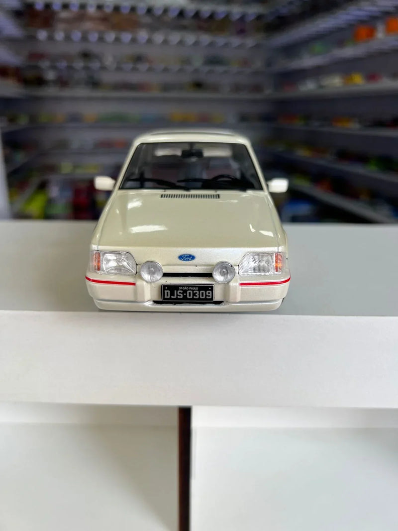 Ford Escort XR3 (1992) - Branco - 1:24 - California Classics