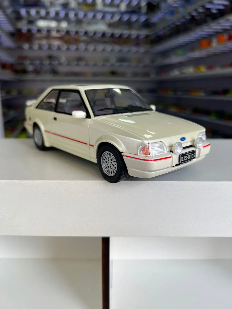 Ford Escort XR3 (1992) - Branco - 1:24 - California Classics