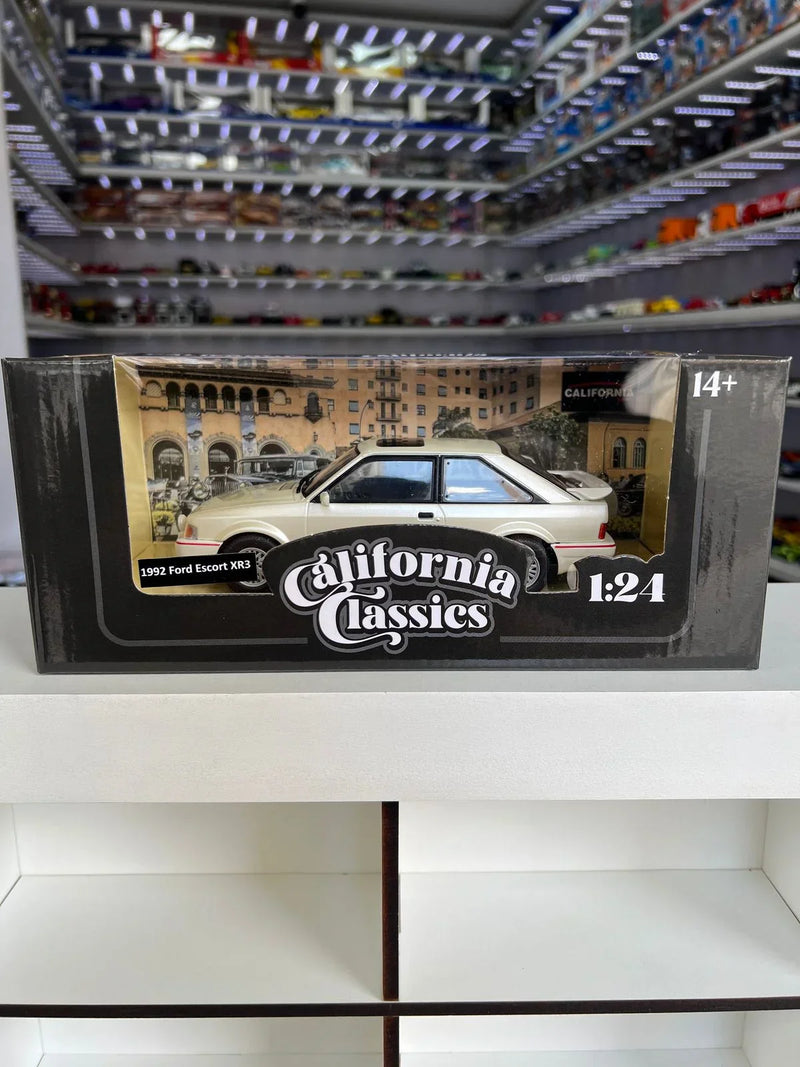 Ford Escort XR3 (1992) - Branco - 1:24 - California Classics