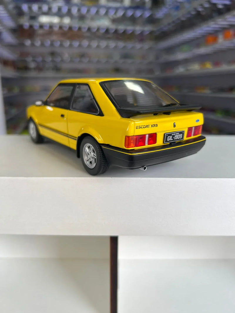 Ford Escort XR3 (1988) - Amarelo - 1:24 - California Classics