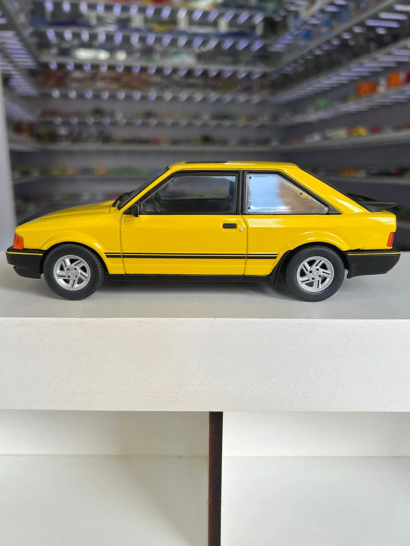 Ford Escort XR3 (1988) - Amarelo - 1:24 - California Classics