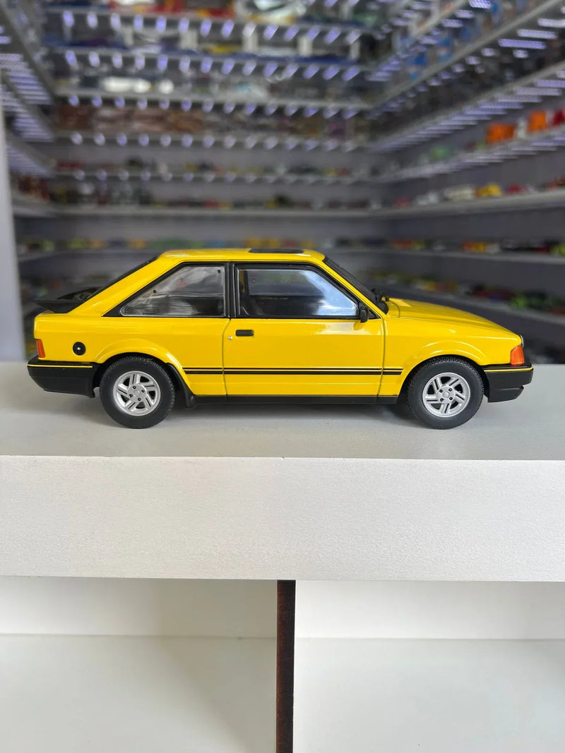 Ford Escort XR3 (1988) - Amarelo - 1:24 - California Classics