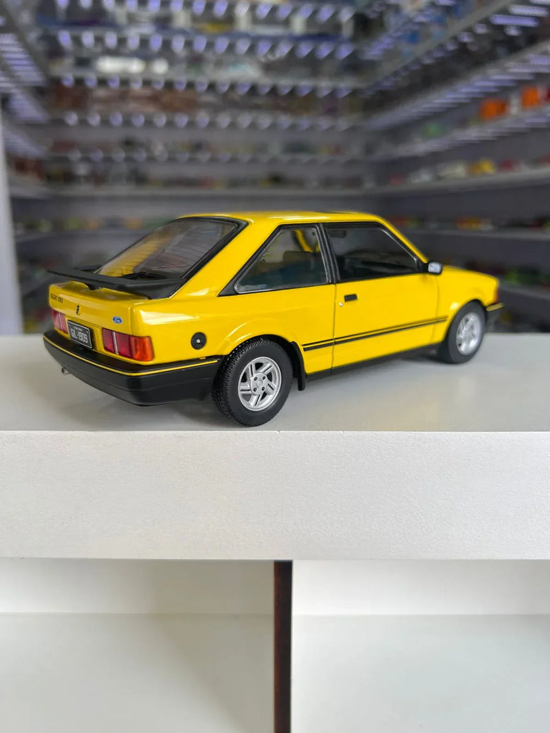 Ford Escort XR3 (1988) - Amarelo - 1:24 - California Classics