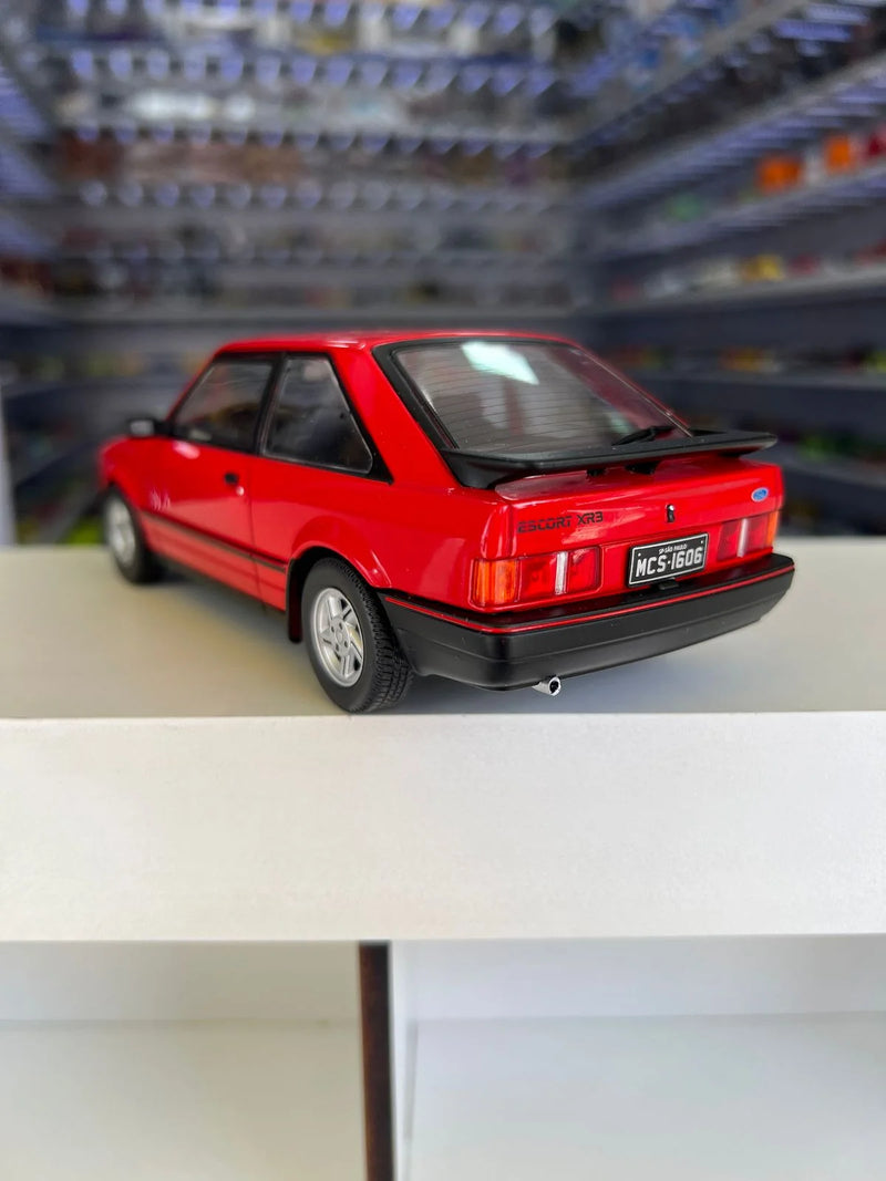 Ford Escort XR3 (1987) - Vermelho - 1:24 - California Classics