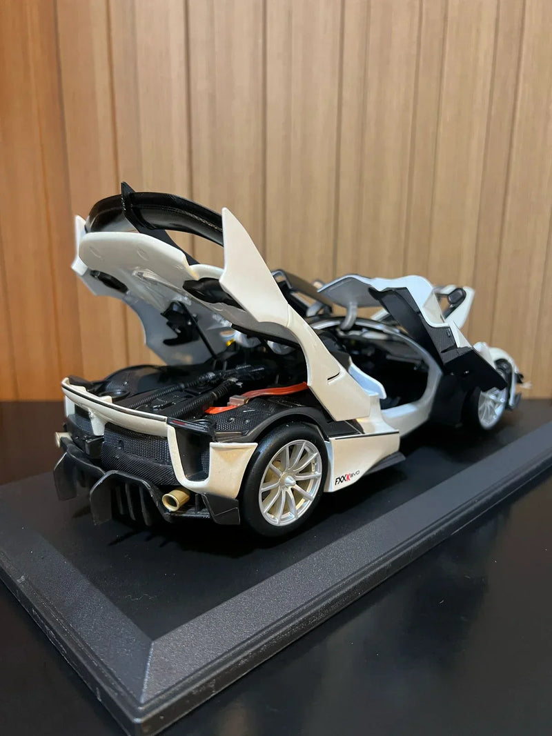 Ferrari FXX-K Evo 1:18 BBurago Branco