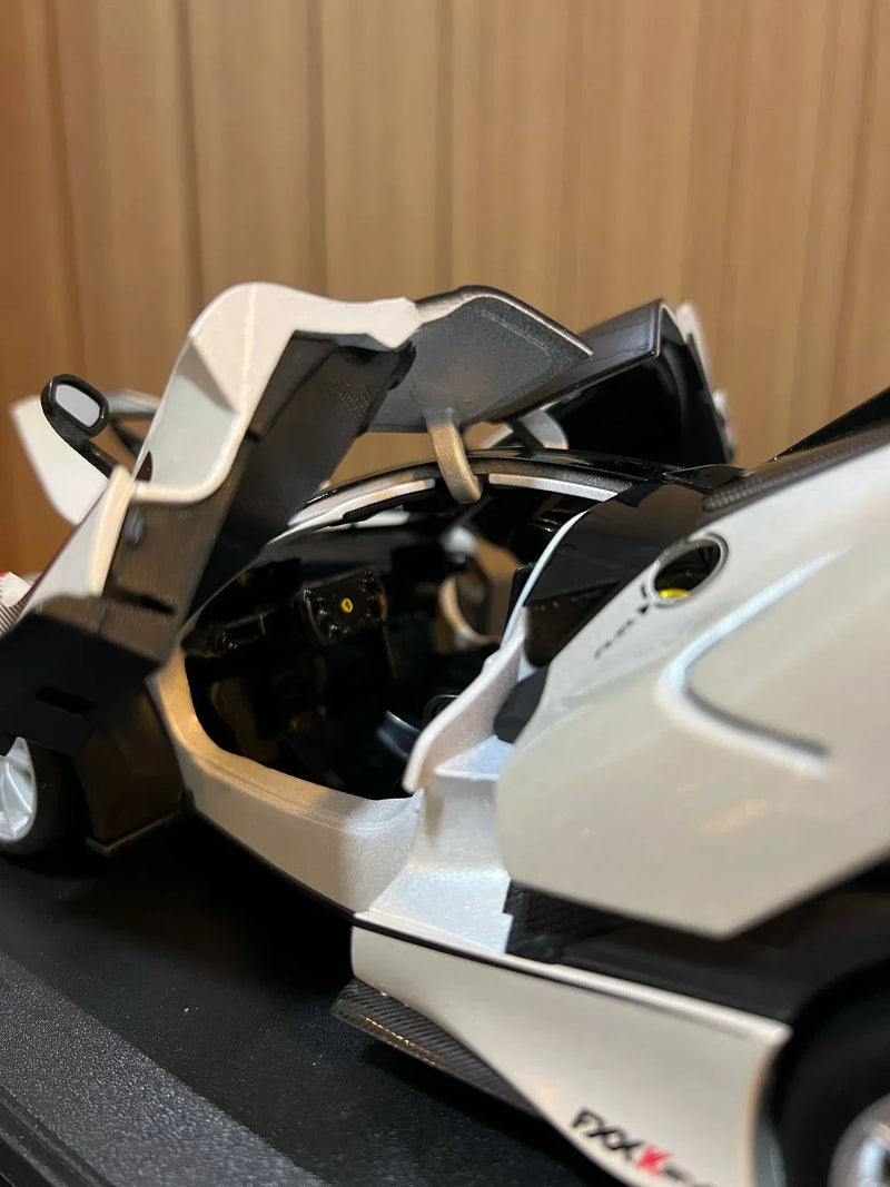 Ferrari FXX-K Evo 1:18 BBurago Branco